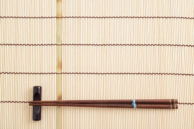 Bambu hasır üzerinde çubuk