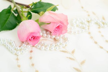 İnci kolye ile güzel pembe güller