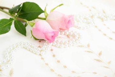 İnci kolye ile güzel pembe güller