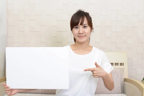 Leende Kvinna Med Whiteboard — Stockfoto