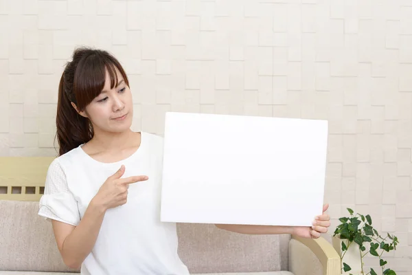 Leende Kvinna Med Whiteboard — Stockfoto