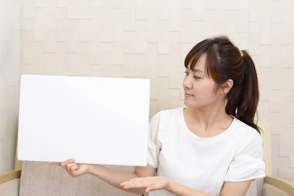 Donna Sorridente Con Una Lavagna Bianca — Foto Stock