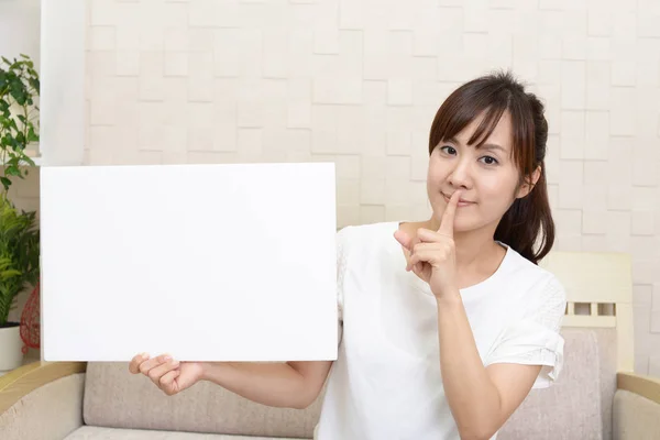 Mujer Poniendo Dedo Los Labios —  Fotos de Stock