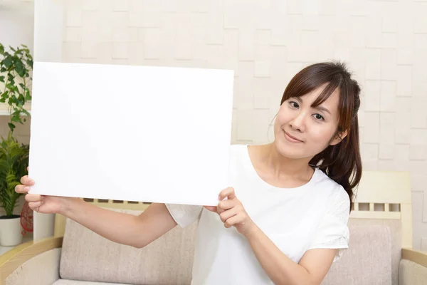 Leende Kvinna Med Whiteboard — Stockfoto