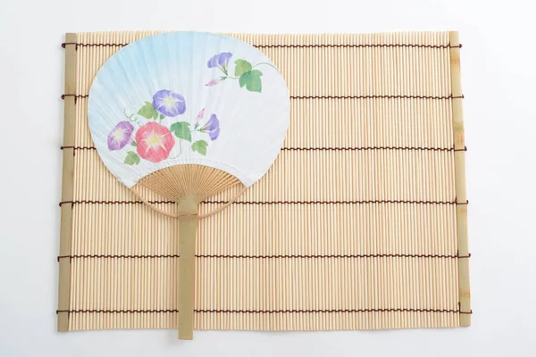 Abanico Paleta Papel Una Estera Bambú — Foto de Stock