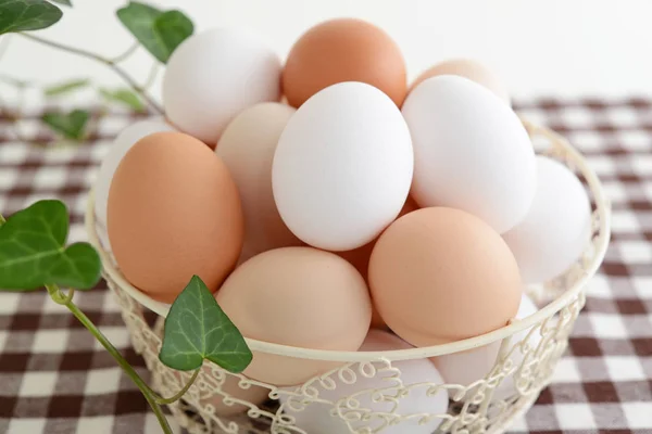 Taze Tavuk Yumurtaları Sepette — Stok fotoğraf