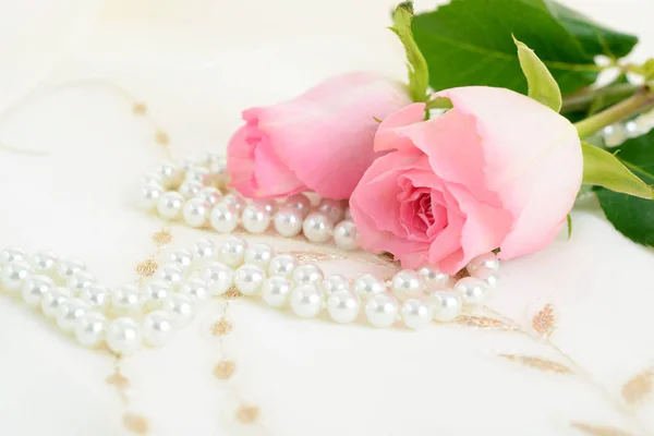 美丽的粉红色玫瑰与珍珠项链 — 图库照片