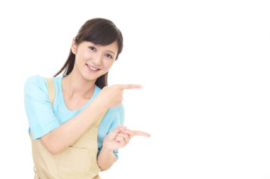 Gülümseyen Asyalı ev kadını