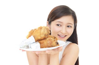 Tavuk dolu bir tabak tutan kadın.