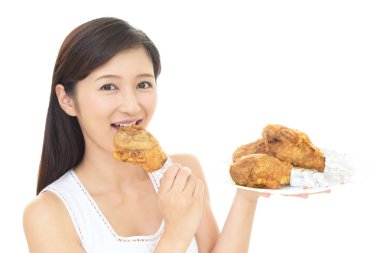 Tavuk dolu bir tabak tutan kadın.