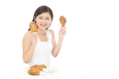 Beyaz arka planda izole tavuk yeme kadın