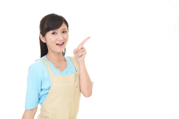 Usmívající Asijská Hospodyňka Ukazuje — Stock fotografie