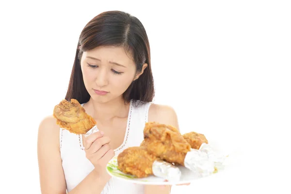 アジアの若い女性の食事に — ストック写真