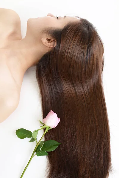 Женщина Красивыми Длинными Волосами — стоковое фото