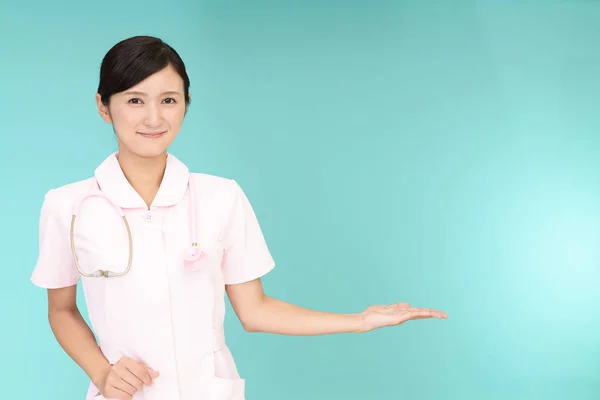 Enfermeira Mostrando Algo Palma Mão — Fotografia de Stock