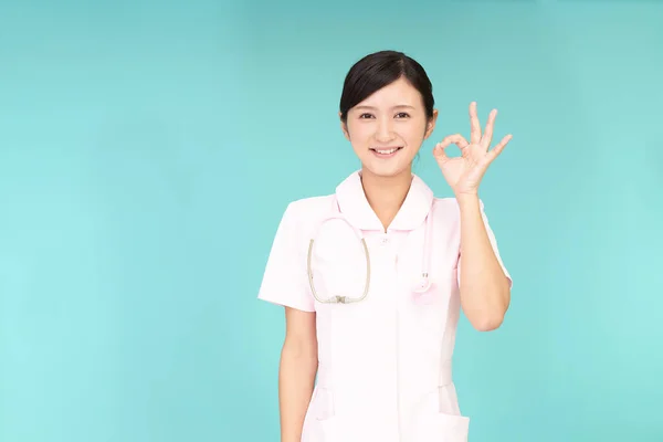 Lächelnde Krankenschwester Mit Handzeichen — Stockfoto