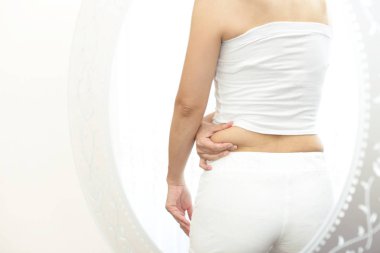 Bir kadının göbek üzerinde yağ kontrol portre yakın