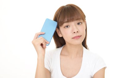 bir akıllı telefon olan kadın