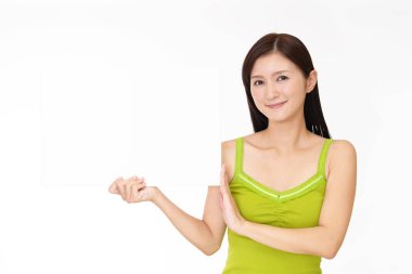 Bir beyaz tahta ile gülümseyen kadın