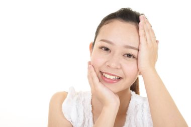 Yüzü sağlıklı genç bir kadın.