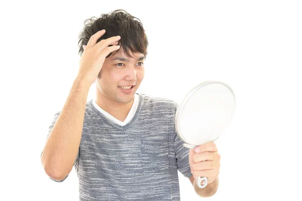 Asiatico Uomo Guardando Sua Capelli Specchio — Foto Stock