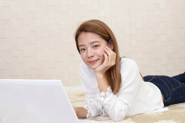 Mulher Que Gosta Computador Portátil — Fotografia de Stock