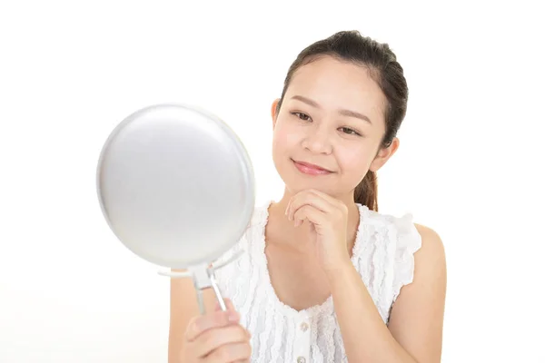 거울에 자신의 얼굴을 아시아 — 스톡 사진