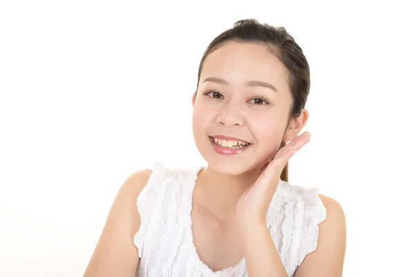 Lächelnde Asiatin Isoliert Auf Weißem Hintergrund — Stockfoto