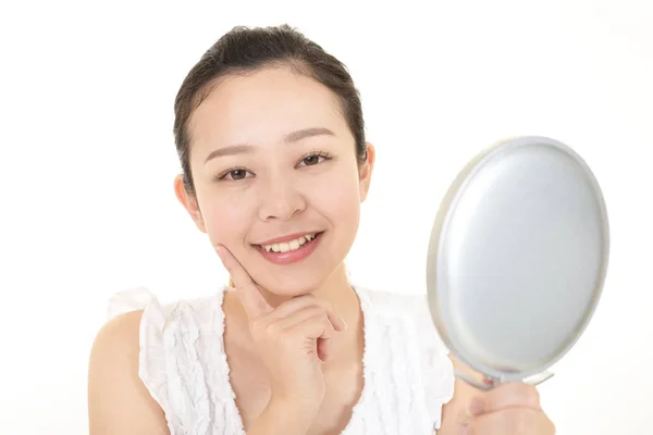 Mulher Asiática Olhando Para Rosto Espelho — Fotografia de Stock