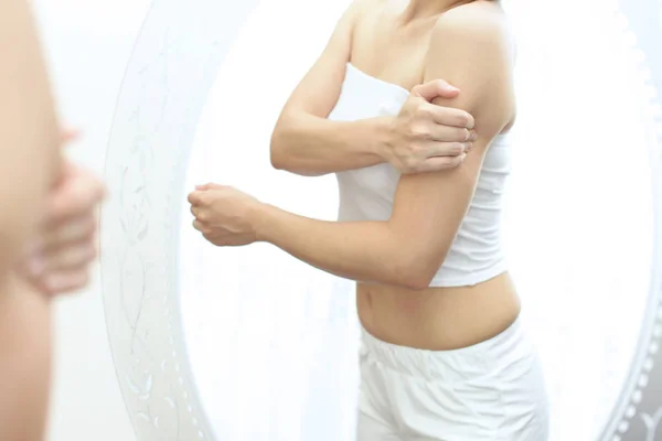 Woman Checking Her Upper Arm — Stock Photo, Image