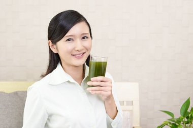 Sebze suyu bir bardak içme kadın