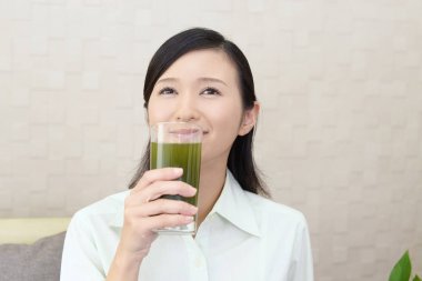 Sebze suyu bir bardak içme kadın