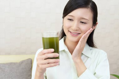 Sebze suyu bir bardak içme kadın