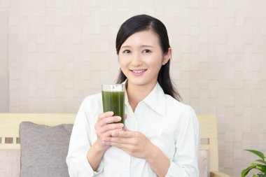 Sebze suyu bir bardak içme kadın