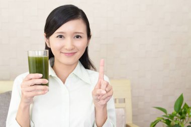 Sebze suyu bir bardak içme kadın