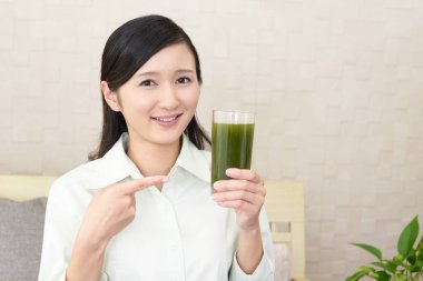 Sebze suyu bir bardak içme kadın