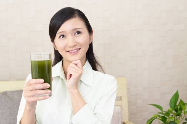 Sebze suyu bir bardak içme kadın