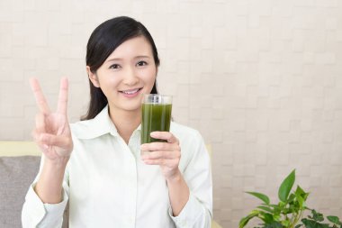 Sebze suyu bir bardak içme kadın