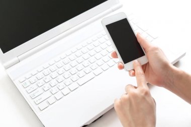 Bir akıllı telefon kullanarak yakın çekim kadın ele