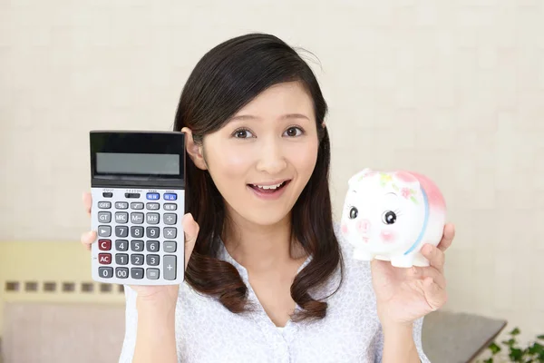 Aziatische Jonge Vrouw Houdt Een Piggy Bank — Stockfoto