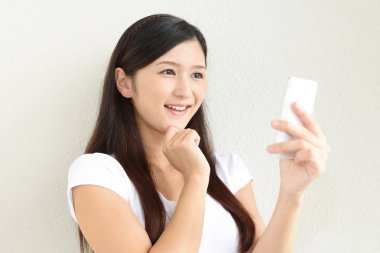 akıllı telefon arayan kadın