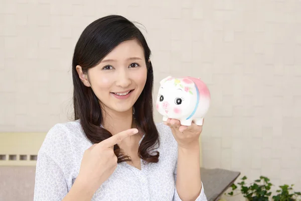 Asiática Joven Mujer Holding Piggy Banco —  Fotos de Stock