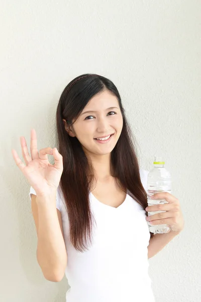 Kvinna Dricker Flaska Vatten — Stockfoto