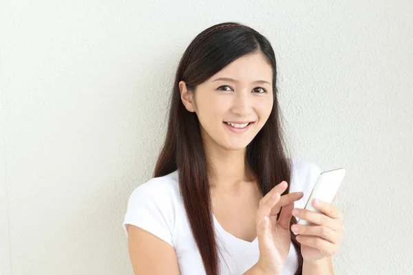 Usmívající Žena Pomocí Chytrého Telefonu — Stock fotografie