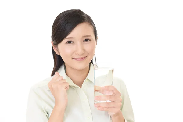 Den Unga Kvinnan Dricka Ett Glas Vatten — Stockfoto