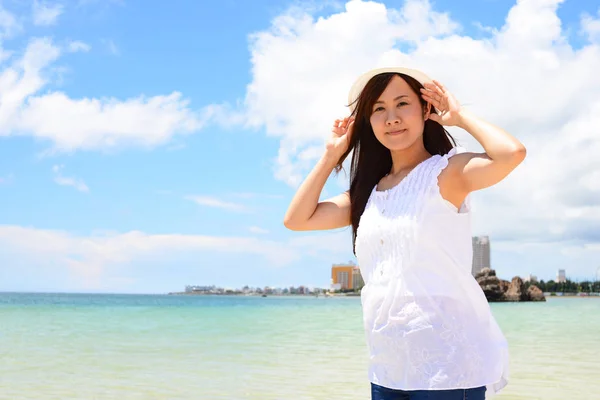 Sorridente Donna Asiatica Sulla Spiaggia — Foto Stock