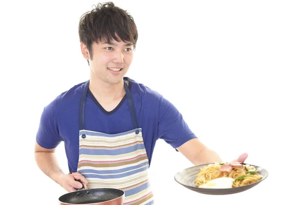 Hombre Asiático Con Delantal Cocina Con Sartén — Foto de Stock