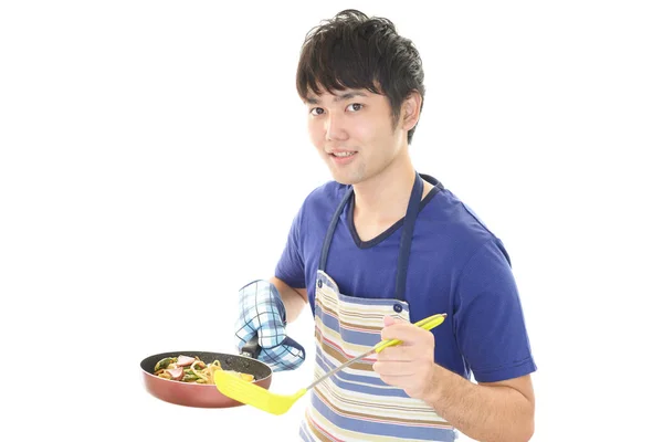 Ασίας Άντρας Φορώντας Ποδιά Κουζίνας Τηγάνι — Φωτογραφία Αρχείου