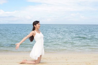 Çekici genç kadın yaz güneşi sahiptir