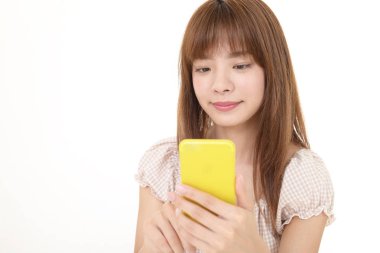 Bir akıllı telefon kullanan gülümseyen kadın